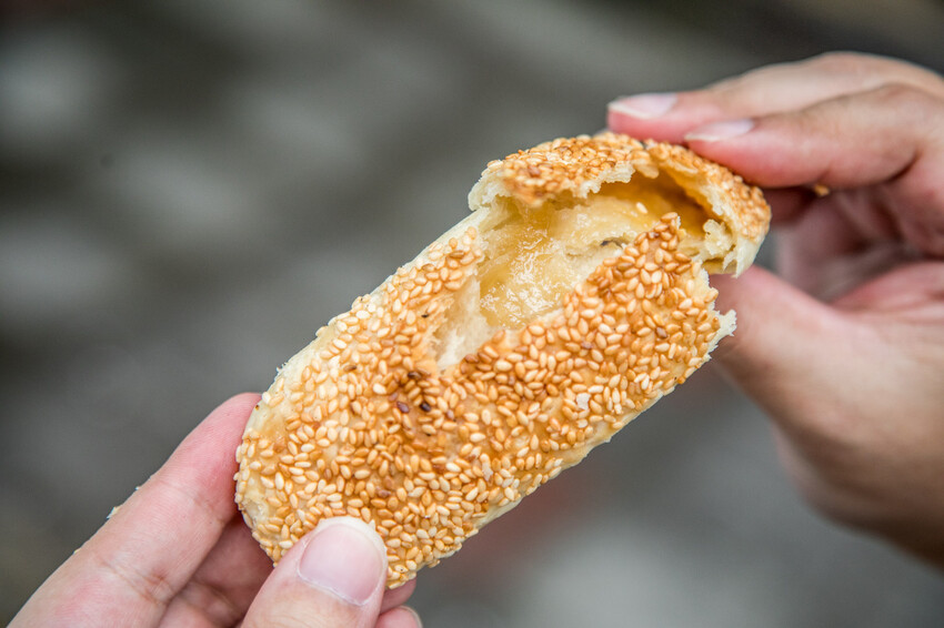 台北市南港區南港老張炭烤燒餅店|炭火烤的就是香啦!一出爐就被掃光焦香胡椒餅