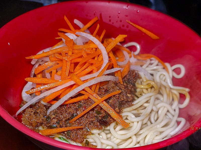 港傳奇「北大荒」巨無霸水餃老滷味!上班族宵夜必訪,排隊也值得的雙重美味~