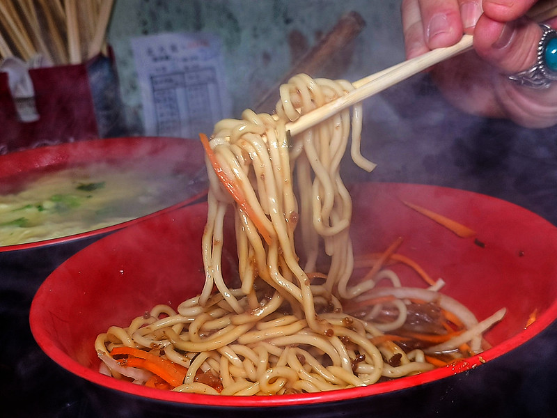 港傳奇「北大荒」巨無霸水餃老滷味!上班族宵夜必訪,排隊也值得的雙重美味~