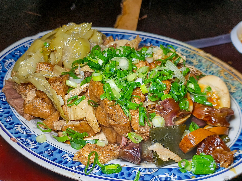 港傳奇「北大荒」巨無霸水餃老滷味!上班族宵夜必訪,排隊也值得的雙重美味~