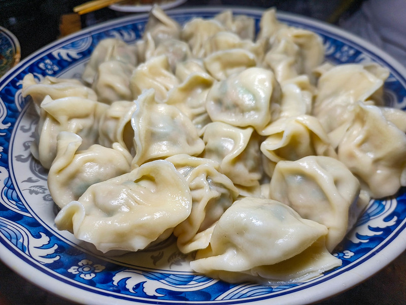 港傳奇「北大荒」巨無霸水餃老滷味!上班族宵夜必訪,排隊也值得的雙重美味~