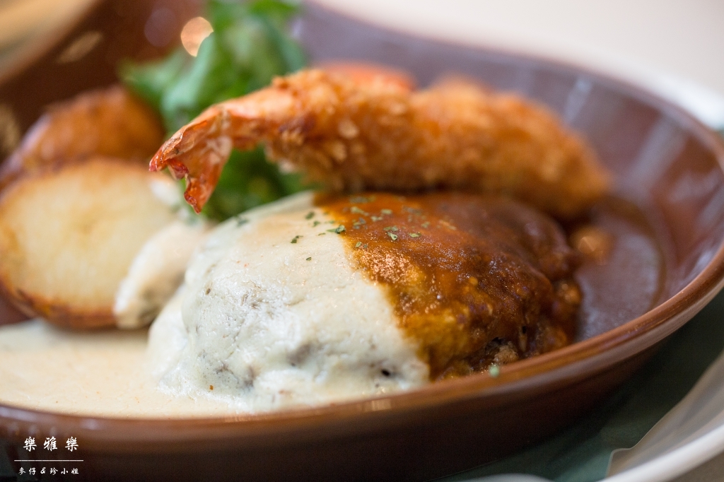 義料食記｜樂雅樂Royal Host(南港園區店)｜季節限定草莓系列~邪惡草莓蒙布朗聖代必點｜捷運南港展覽館站美食 - 麥仔の生活日記