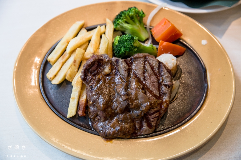 義料食記｜樂雅樂Royal Host(南港園區店)｜季節限定草莓系列~邪惡草莓蒙布朗聖代必點｜捷運南港展覽館站美食 - 麥仔の生活日記