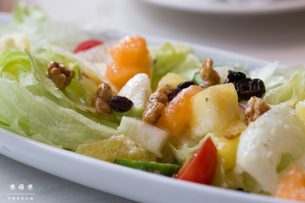 義料食記｜樂雅樂Royal Host(南港園區店)｜季節限定草莓系列~邪惡草莓蒙布朗聖代必點｜捷運南港展覽館站美食 - 麥仔の生活日記