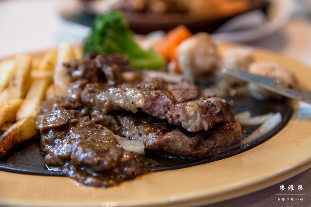 義料食記｜樂雅樂Royal Host(南港園區店)｜季節限定草莓系列~邪惡草莓蒙布朗聖代必點｜捷運南港展覽館站美食 - 麥仔の生活日記