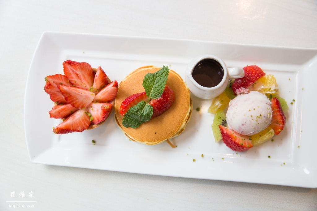 義料食記｜樂雅樂Royal Host(南港園區店)｜季節限定草莓系列~邪惡草莓蒙布朗聖代必點｜捷運南港展覽館站美食 - 麥仔の生活日記