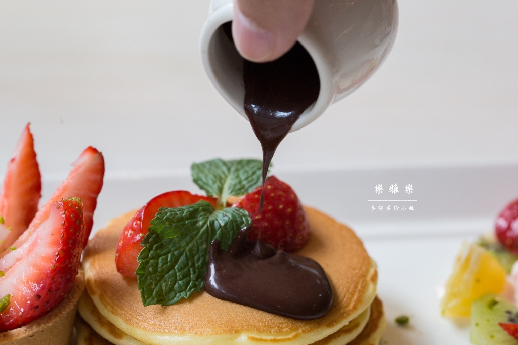 義料食記｜樂雅樂Royal Host(南港園區店)｜季節限定草莓系列~邪惡草莓蒙布朗聖代必點｜捷運南港展覽館站美食 - 麥仔の生活日記