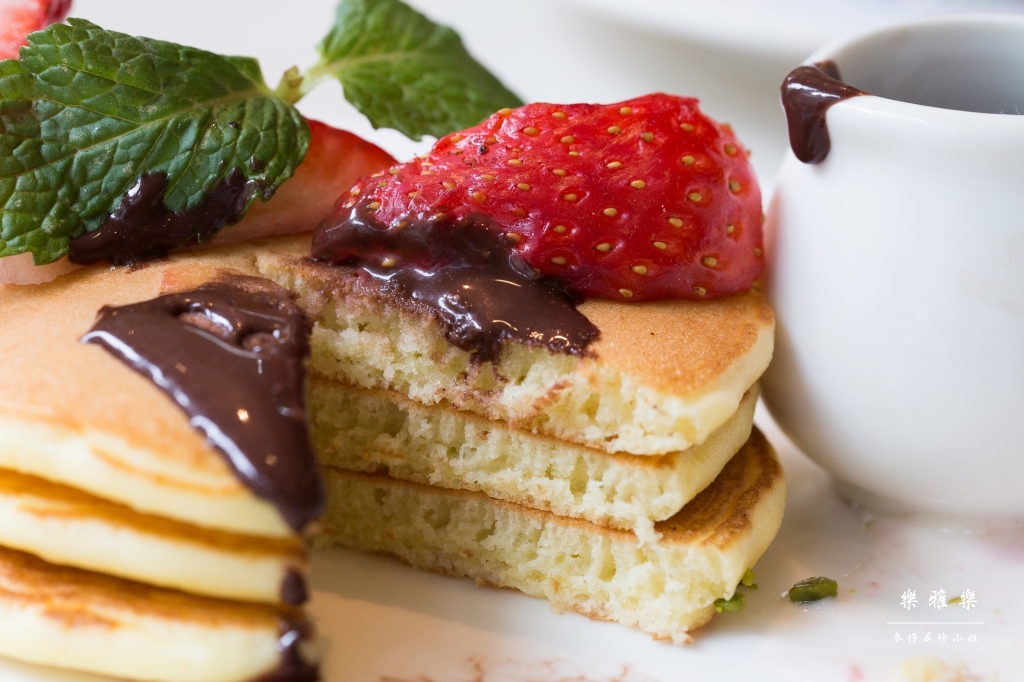 義料食記｜樂雅樂Royal Host(南港園區店)｜季節限定草莓系列~邪惡草莓蒙布朗聖代必點｜捷運南港展覽館站美食 - 麥仔の生活日記