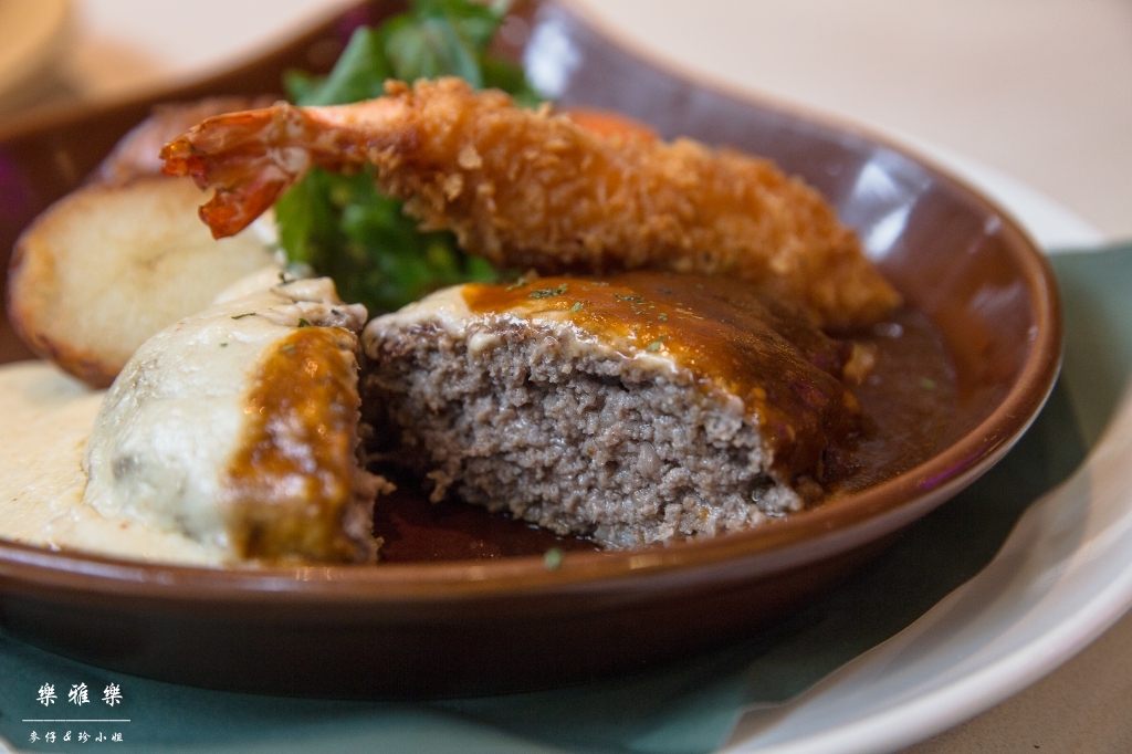 義料食記｜樂雅樂Royal Host(南港園區店)｜季節限定草莓系列~邪惡草莓蒙布朗聖代必點｜捷運南港展覽館站美食 - 麥仔の生活日記