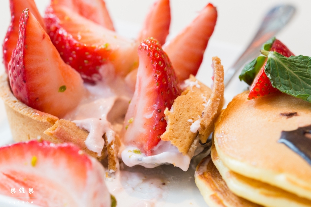 義料食記｜樂雅樂Royal Host(南港園區店)｜季節限定草莓系列~邪惡草莓蒙布朗聖代必點｜捷運南港展覽館站美食 - 麥仔の生活日記