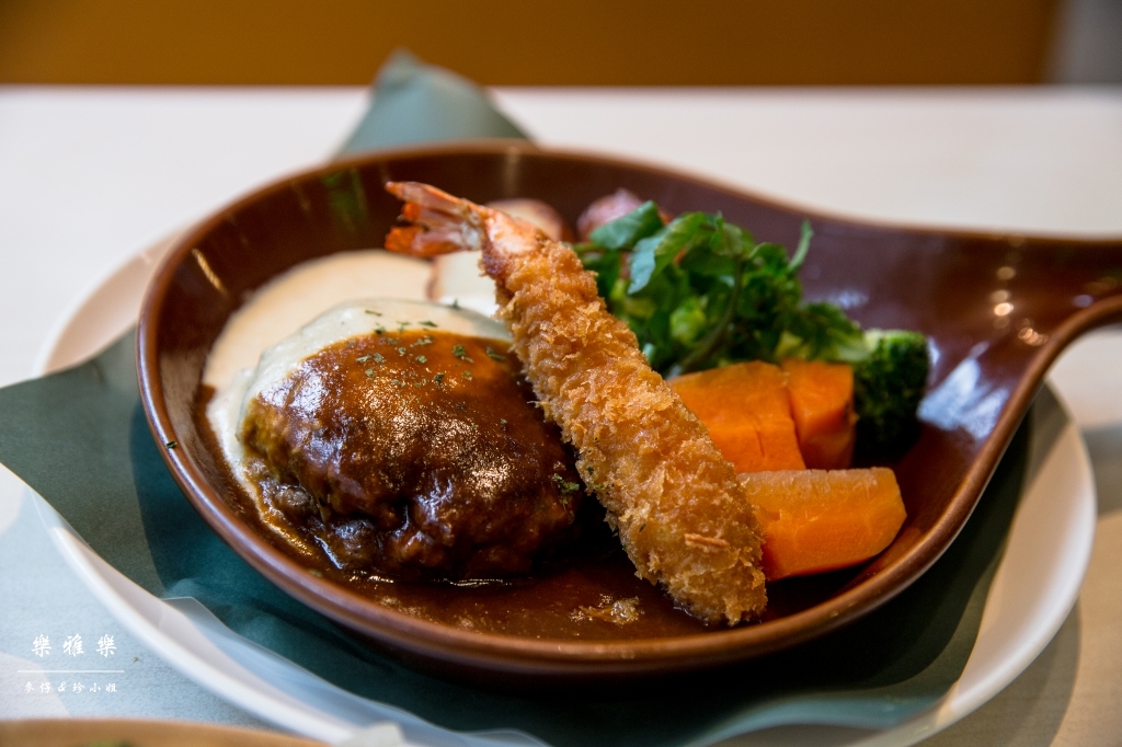 義料食記｜樂雅樂Royal Host(南港園區店)｜季節限定草莓系列~邪惡草莓蒙布朗聖代必點｜捷運南港展覽館站美食 - 麥仔の生活日記