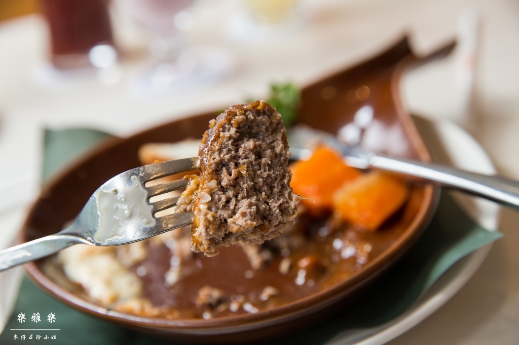 義料食記｜樂雅樂Royal Host(南港園區店)｜季節限定草莓系列~邪惡草莓蒙布朗聖代必點｜捷運南港展覽館站美食 - 麥仔の生活日記