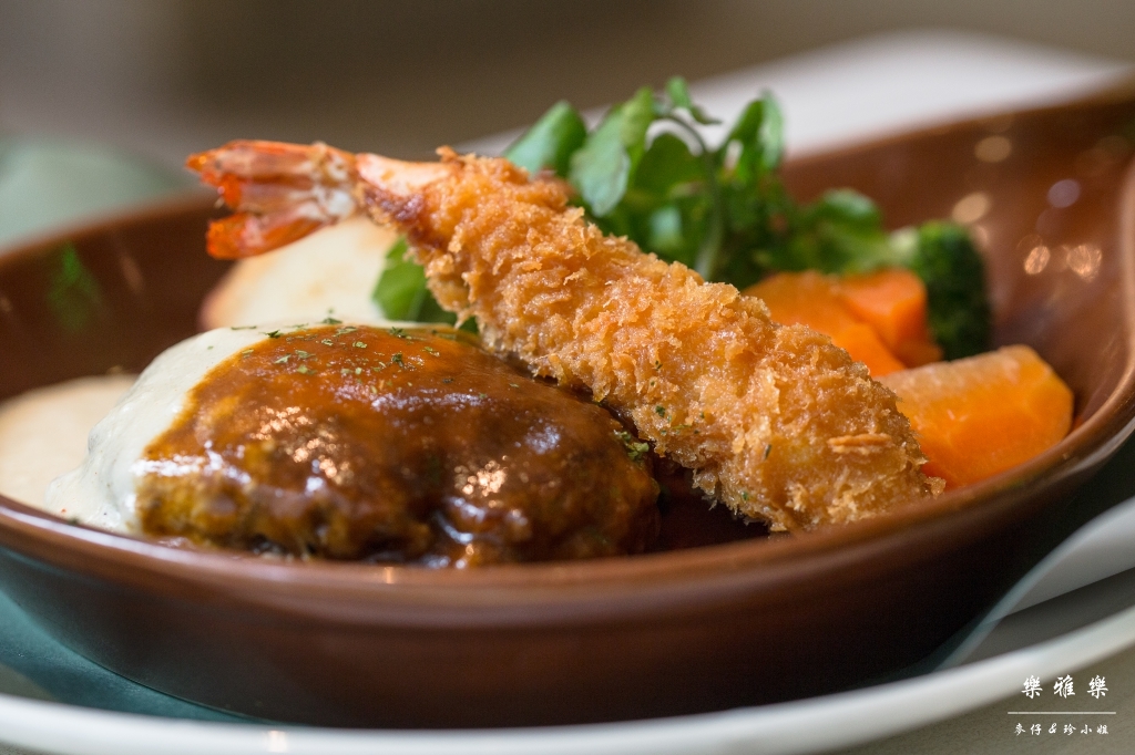 義料食記｜樂雅樂Royal Host(南港園區店)｜季節限定草莓系列~邪惡草莓蒙布朗聖代必點｜捷運南港展覽館站美食 - 麥仔の生活日記