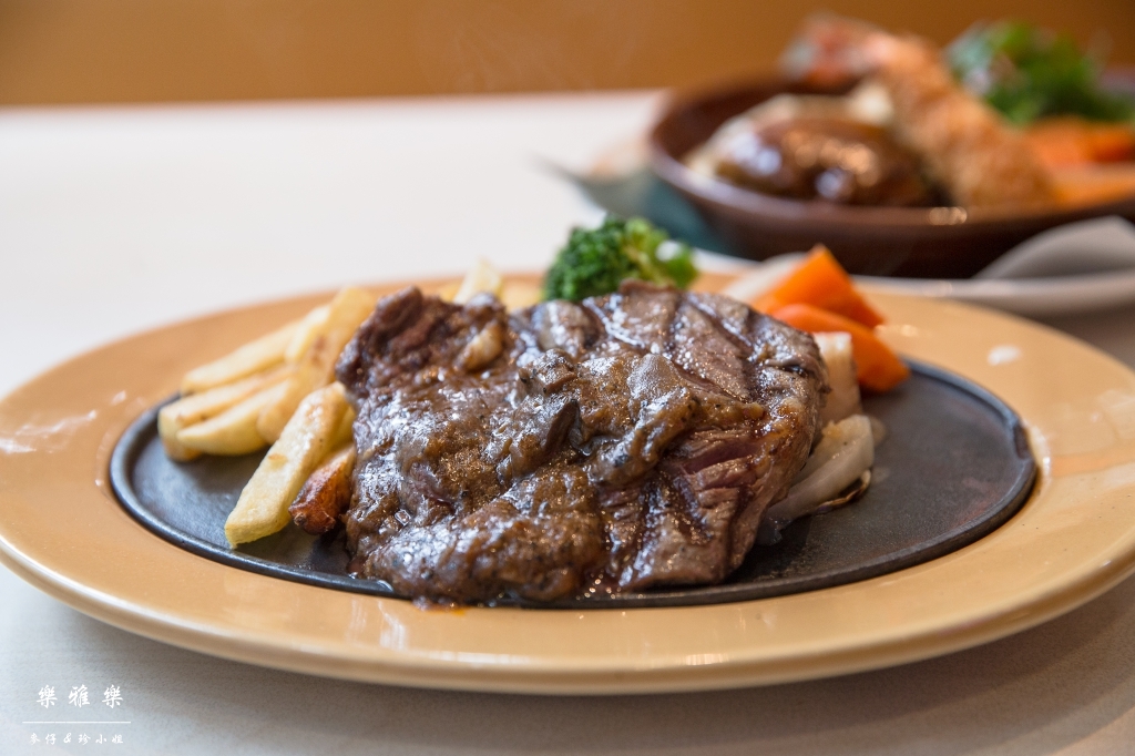 義料食記｜樂雅樂Royal Host(南港園區店)｜季節限定草莓系列~邪惡草莓蒙布朗聖代必點｜捷運南港展覽館站美食 - 麥仔の生活日記