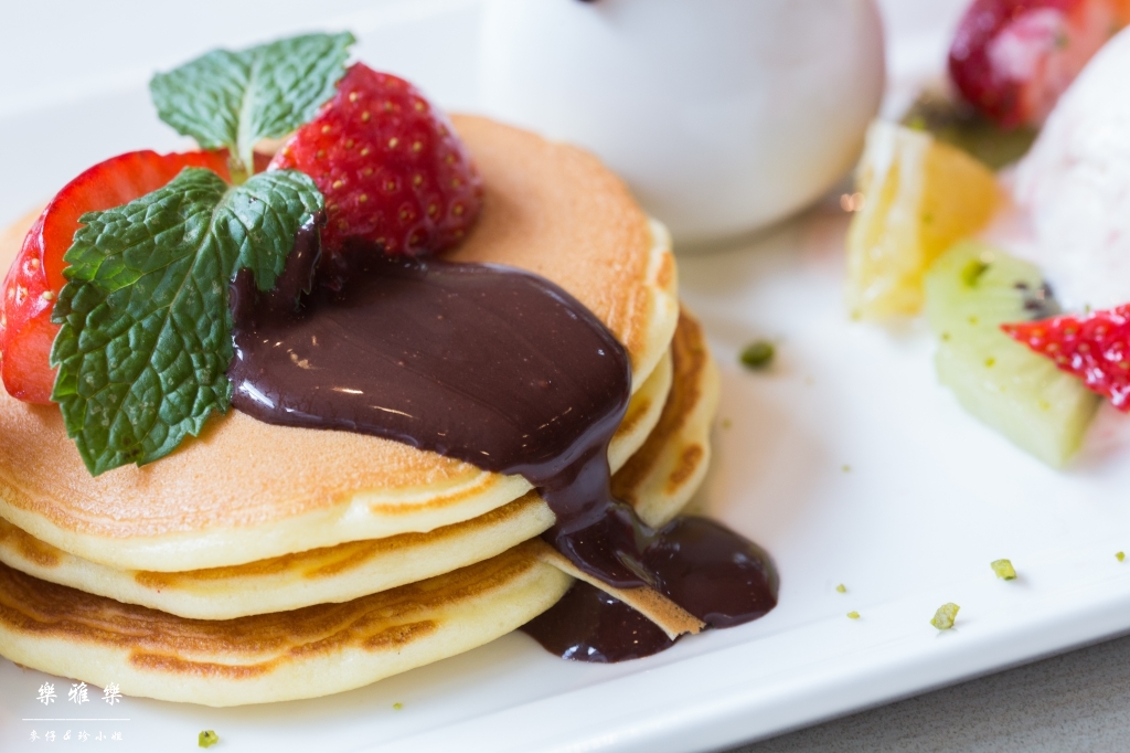 義料食記｜樂雅樂Royal Host(南港園區店)｜季節限定草莓系列~邪惡草莓蒙布朗聖代必點｜捷運南港展覽館站美食 - 麥仔の生活日記