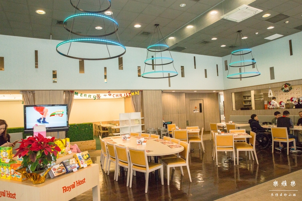 義料食記｜樂雅樂Royal Host(南港園區店)｜季節限定草莓系列~邪惡草莓蒙布朗聖代必點｜捷運南港展覽館站美食 - 麥仔の生活日記