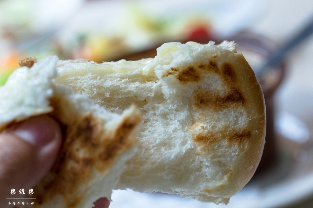 義料食記｜樂雅樂Royal Host(南港園區店)｜季節限定草莓系列~邪惡草莓蒙布朗聖代必點｜捷運南港展覽館站美食 - 麥仔の生活日記