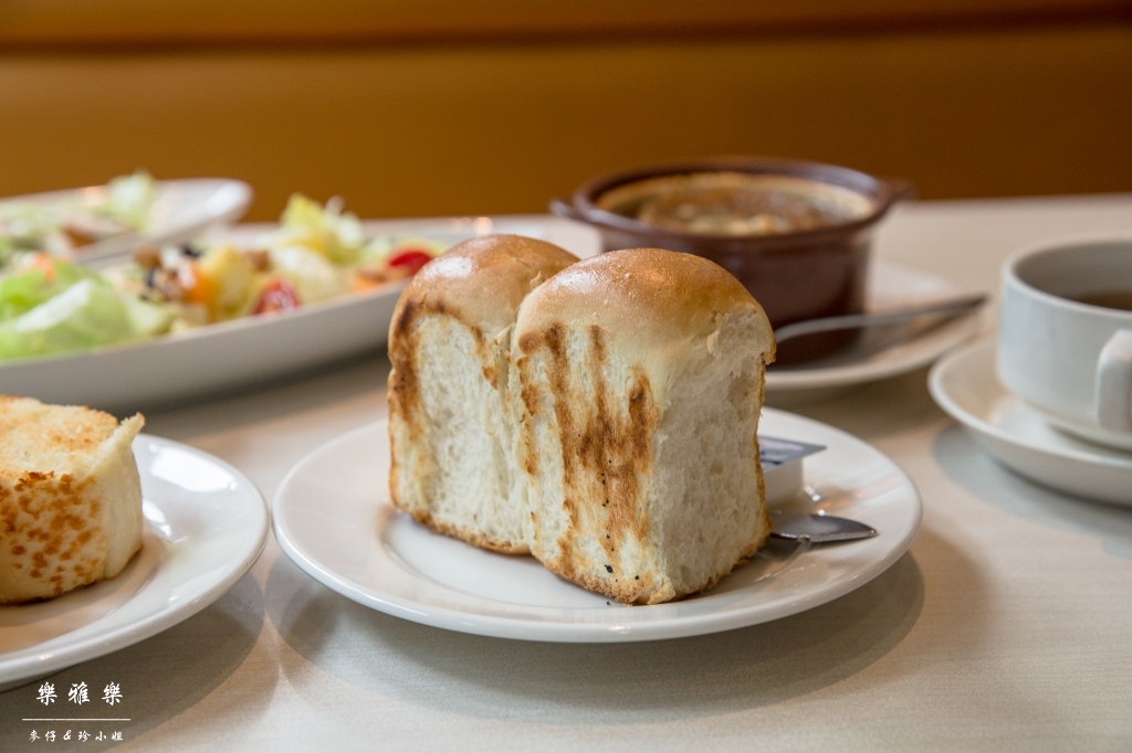 義料食記｜樂雅樂Royal Host(南港園區店)｜季節限定草莓系列~邪惡草莓蒙布朗聖代必點｜捷運南港展覽館站美食 - 麥仔の生活日記