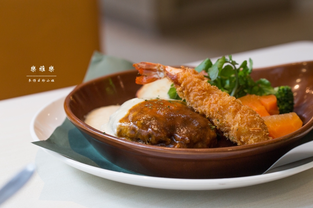 義料食記｜樂雅樂Royal Host(南港園區店)｜季節限定草莓系列~邪惡草莓蒙布朗聖代必點｜捷運南港展覽館站美食 - 麥仔の生活日記