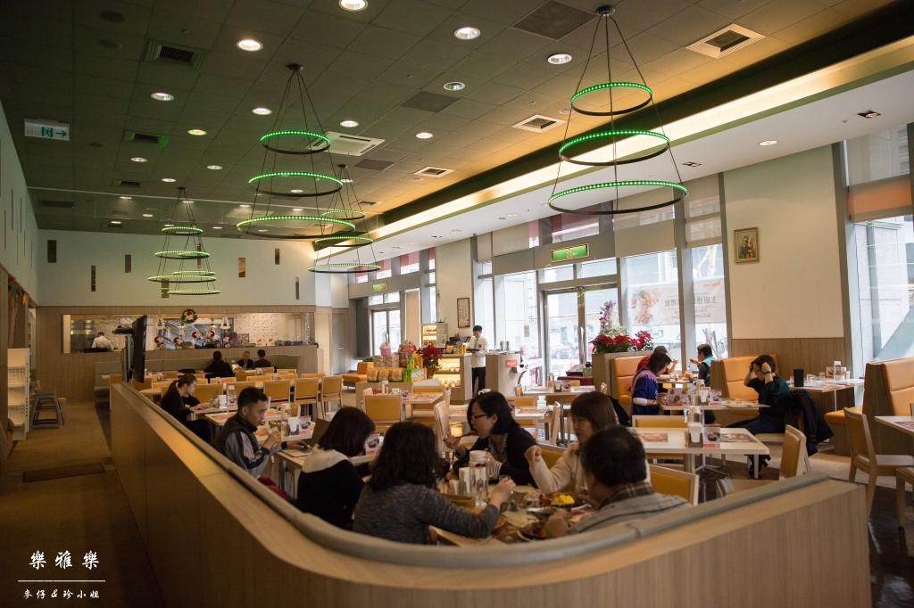 義料食記｜樂雅樂Royal Host(南港園區店)｜季節限定草莓系列~邪惡草莓蒙布朗聖代必點｜捷運南港展覽館站美食 - 麥仔の生活日記