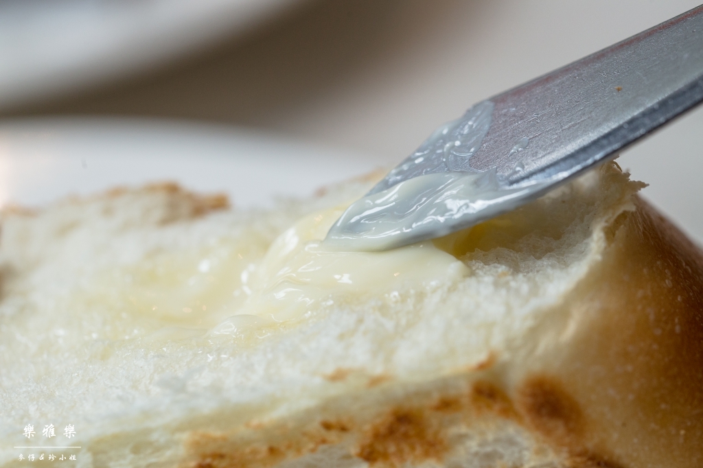 義料食記｜樂雅樂Royal Host(南港園區店)｜季節限定草莓系列~邪惡草莓蒙布朗聖代必點｜捷運南港展覽館站美食 - 麥仔の生活日記