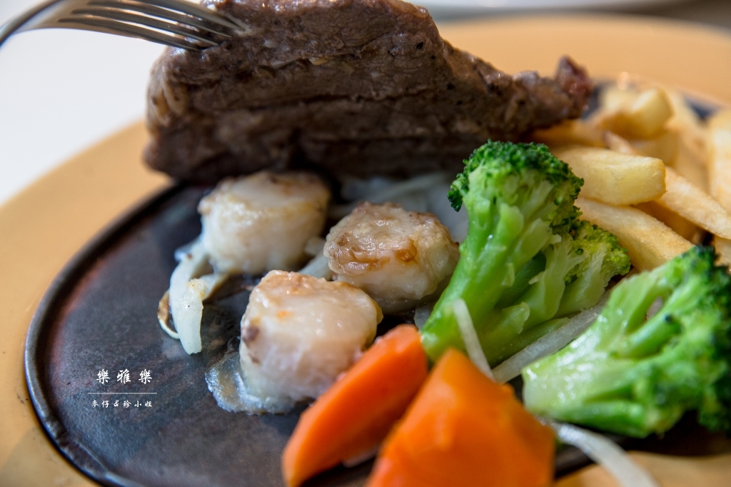 義料食記｜樂雅樂Royal Host(南港園區店)｜季節限定草莓系列~邪惡草莓蒙布朗聖代必點｜捷運南港展覽館站美食 - 麥仔の生活日記