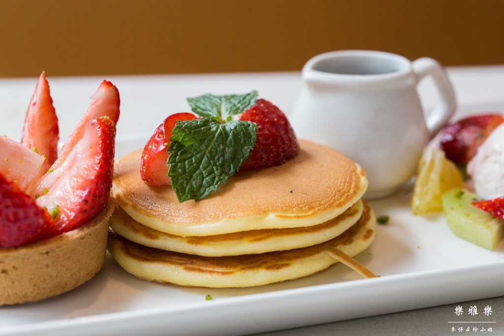 義料食記｜樂雅樂Royal Host(南港園區店)｜季節限定草莓系列~邪惡草莓蒙布朗聖代必點｜捷運南港展覽館站美食 - 麥仔の生活日記