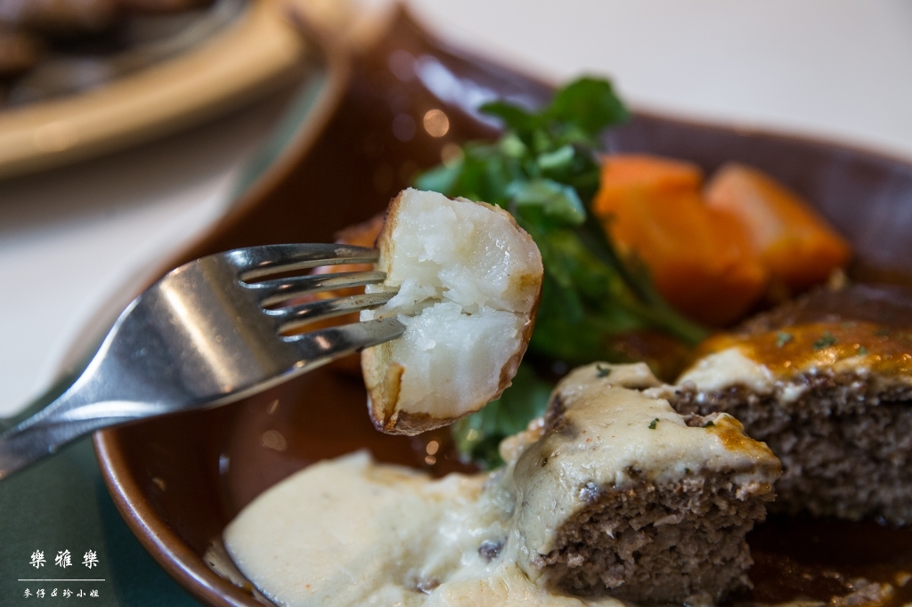 義料食記｜樂雅樂Royal Host(南港園區店)｜季節限定草莓系列~邪惡草莓蒙布朗聖代必點｜捷運南港展覽館站美食 - 麥仔の生活日記