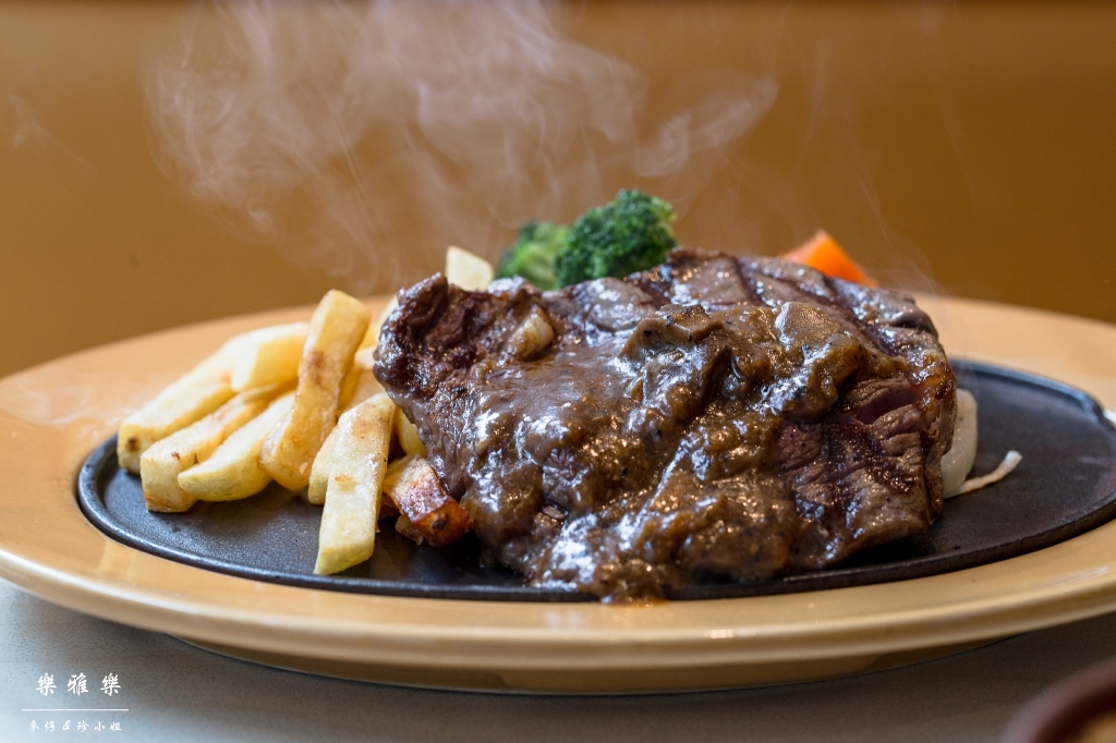 義料食記｜樂雅樂Royal Host(南港園區店)｜季節限定草莓系列~邪惡草莓蒙布朗聖代必點｜捷運南港展覽館站美食 - 麥仔の生活日記