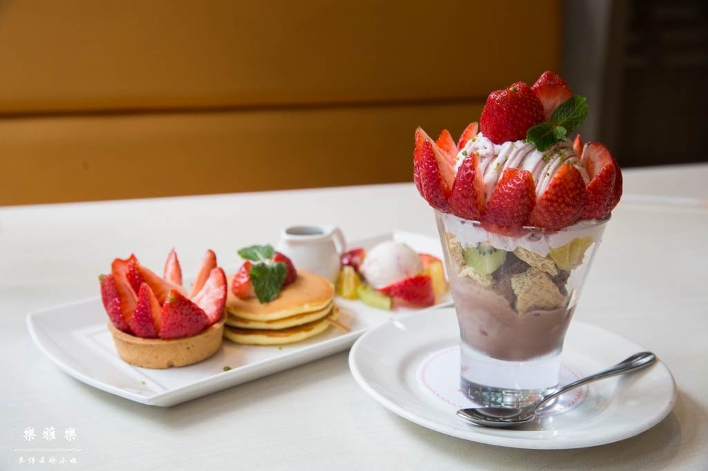 義料食記｜樂雅樂Royal Host(南港園區店)｜季節限定草莓系列~邪惡草莓蒙布朗聖代必點｜捷運南港展覽館站美食 - 麥仔の生活日記