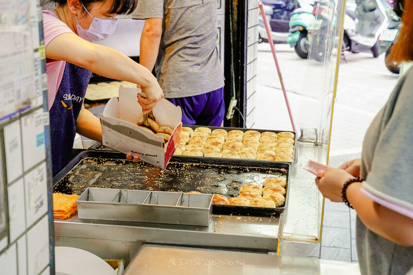 萬大蟹殼黃 X魔王 萬華人氣排隊酥餅店 一顆只要15元