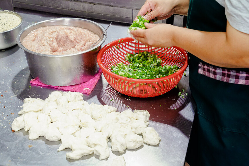 萬大蟹殼黃 X魔王 萬華人氣排隊酥餅店 一顆只要15元