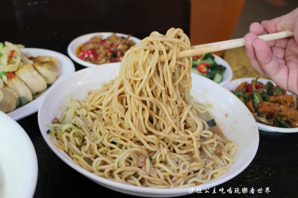 西門麵店(原：金西門麵店)：飄香一甲子萬華西門町美食『西門麵店』捷運西門站/紅樓後方/涼麵/古早味愛玉/超好吃蔬菜捲