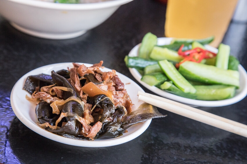 西門町必吃美食!西門麵店銷魂豬腳飯、招牌涼麵,古早味深夜食堂首選