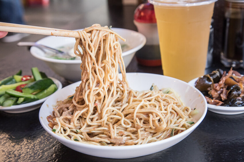 西門町必吃美食!西門麵店銷魂豬腳飯、招牌涼麵,古早味深夜食堂首選