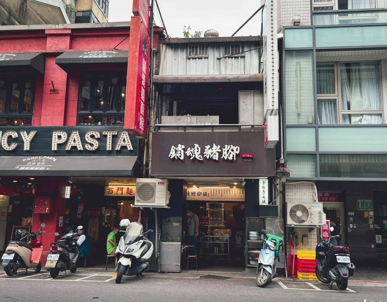西門町必吃美食!西門麵店銷魂豬腳飯、招牌涼麵,古早味深夜食堂首選