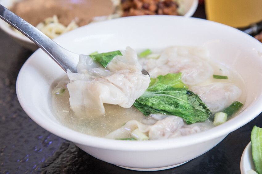 西門町必吃美食!西門麵店銷魂豬腳飯、招牌涼麵,古早味深夜食堂首選