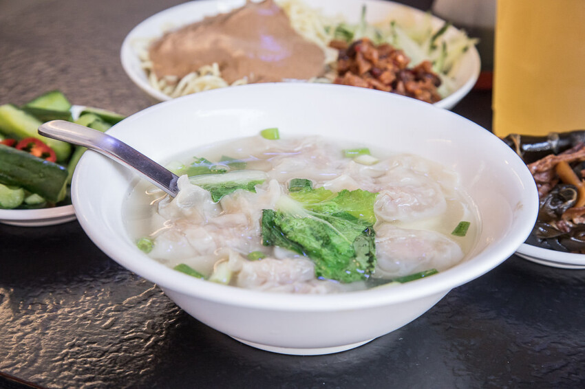 西門町必吃美食!西門麵店銷魂豬腳飯、招牌涼麵,古早味深夜食堂首選