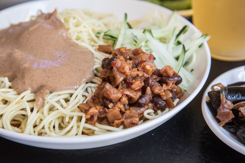 西門町必吃美食!西門麵店銷魂豬腳飯、招牌涼麵,古早味深夜食堂首選