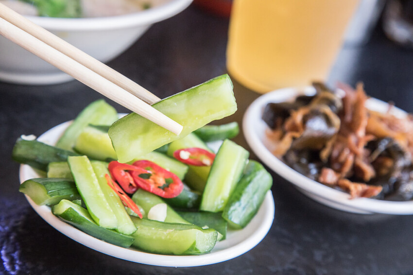西門町必吃美食!西門麵店銷魂豬腳飯、招牌涼麵,古早味深夜食堂首選