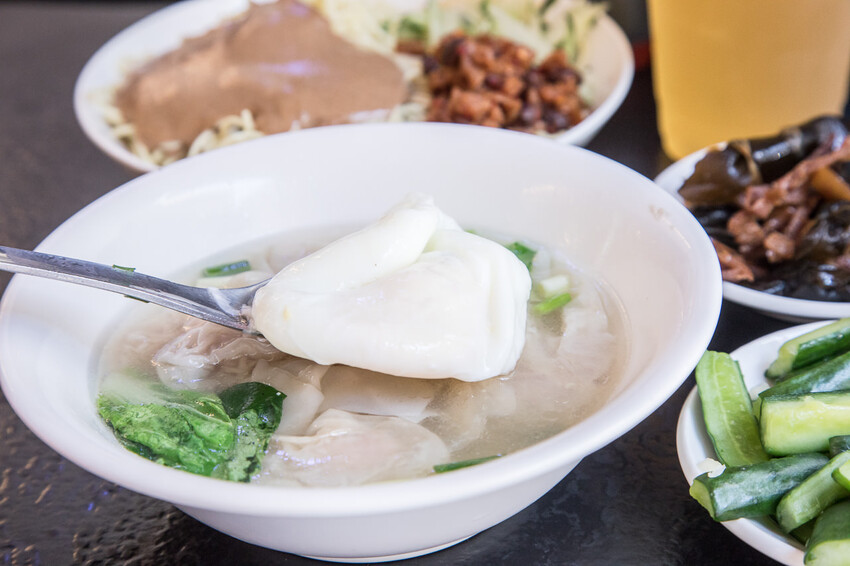 西門町必吃美食!西門麵店銷魂豬腳飯、招牌涼麵,古早味深夜食堂首選