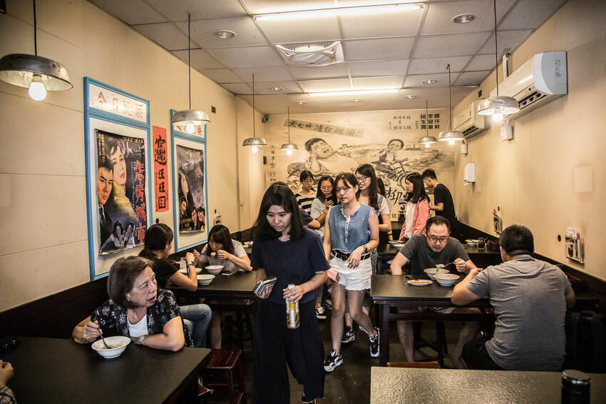 西門町必吃美食!西門麵店銷魂豬腳飯、招牌涼麵,古早味深夜食堂首選