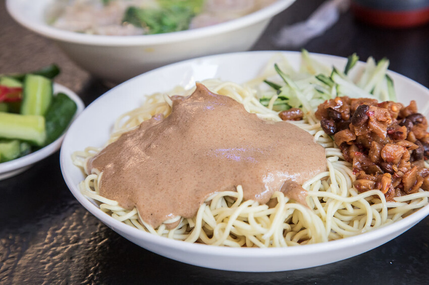 西門町必吃美食!西門麵店銷魂豬腳飯、招牌涼麵,古早味深夜食堂首選