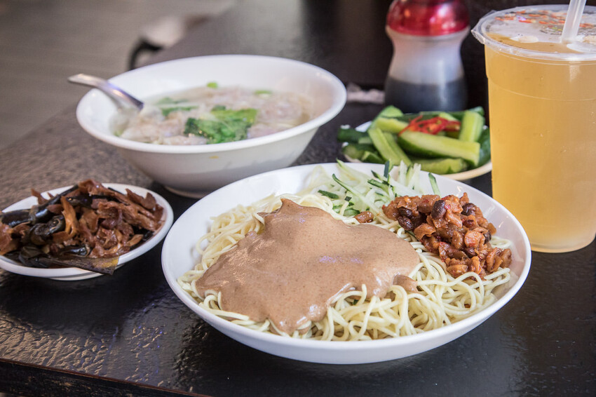 西門町必吃美食!西門麵店銷魂豬腳飯、招牌涼麵,古早味深夜食堂首選