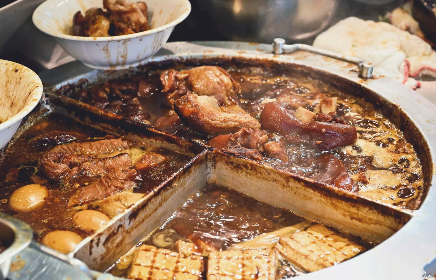 西門町必吃美食!西門麵店銷魂豬腳飯、招牌涼麵,古早味深夜食堂首選