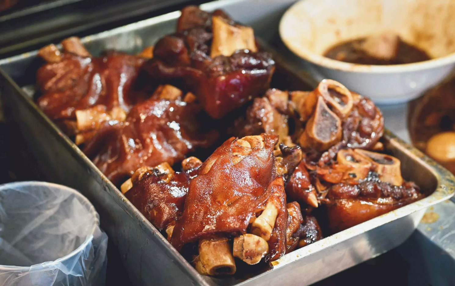 西門町必吃美食!西門麵店銷魂豬腳飯、招牌涼麵,古早味深夜食堂首選