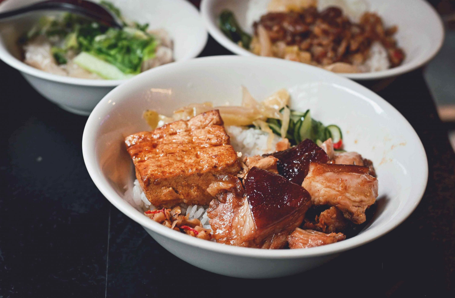 西門町必吃美食!西門麵店銷魂豬腳飯、招牌涼麵,古早味深夜食堂首選