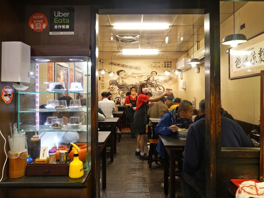 台北萬華—西門麵店｜西門在地一甲子古早味麵店 銷魂豬腳飯、菠蘿蛋黃酥值得一嚐｜內江街、西門町、西門紅樓