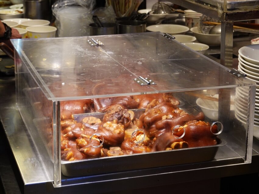 台北萬華—西門麵店｜西門在地一甲子古早味麵店 銷魂豬腳飯、菠蘿蛋黃酥值得一嚐｜內江街、西門町、西門紅樓