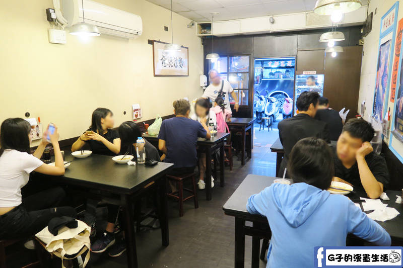 西門麵店 晚上生意好